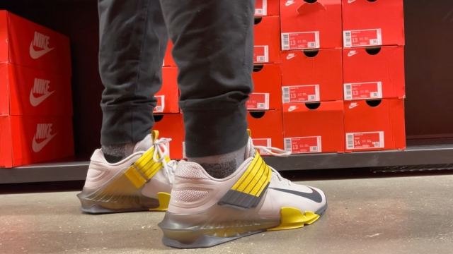 Muškarac proba Nike Savaleos patike u prodavnici