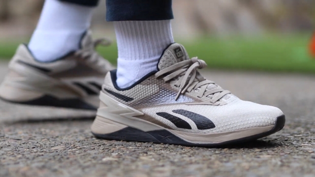 Čovek u Reebok Nano X3 patikama za teretanu